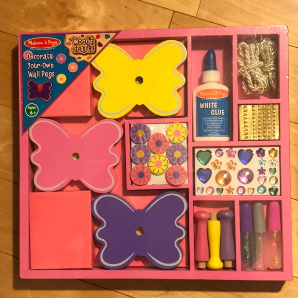 NEW IN BOXMelissa&Doug Decorate-Your-Own-Wall Pegs
